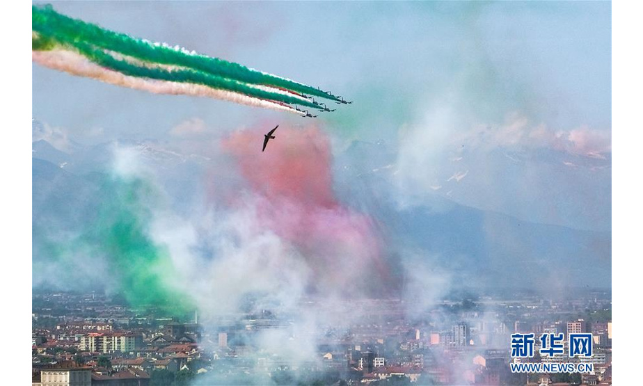 5月25日，意大利空军“三色箭”飞行表演队从都灵上空飞过。 从25日起，意大利“三色箭”飞行表演队在意大利多个城市举行飞行表演，庆祝即将到来的6月2日意大利“共和国日”，同时激励民众团结抗疫。 新华社发（费代里科·塔尔迪托摄）