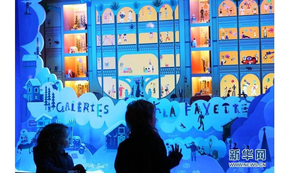 11月22日，孩子们在法国巴黎老佛爷百货商店的圣诞橱窗前驻足欣赏。新华社记者 高静 摄