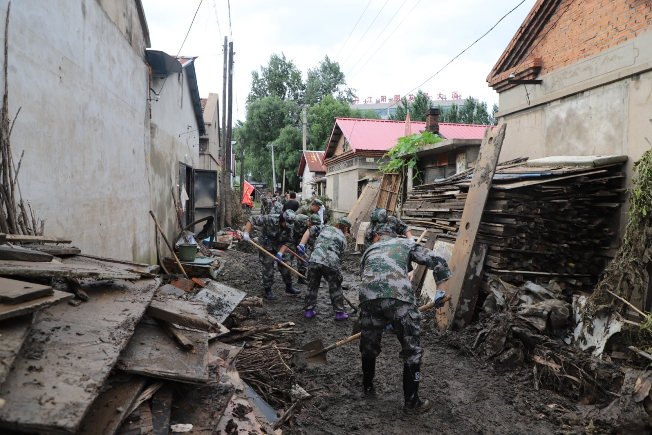 黑龙江省牡丹江军分区官兵民兵持续奋战在灾后重建一线