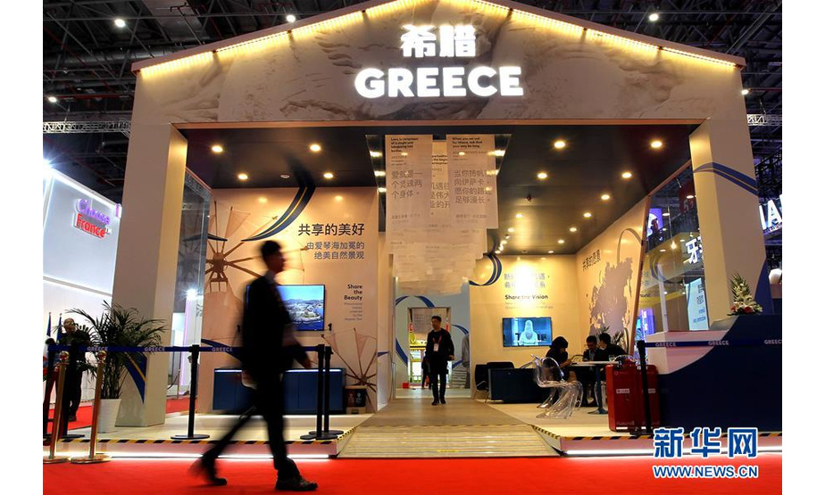 11月5日，参观者走过希腊国家馆。 当日，第二届中国国际进口博览会在上海国家会展中心开幕。 新华社记者 陈飞 摄