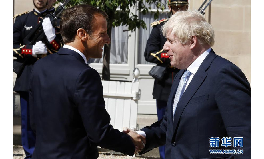8月22日，在法国总统府爱丽舍宫，法国总统马克龙（左）迎接来访的英国首相鲍里斯·约翰逊。 这是鲍里斯·约翰逊就任英国首相后首次出访法国。 新华社发（杰克·陈摄）