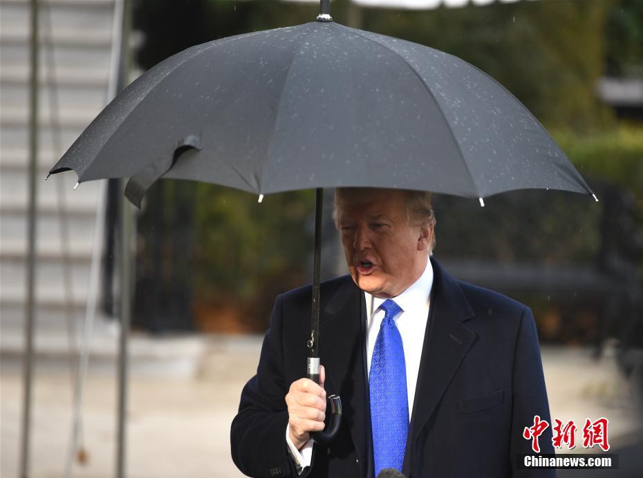 当地时间12月2日，即将出发赴伦敦参加北约峰会的美国总统特朗普表示，美国为一些“拖欠”军费的北约成员国承担了额外开支，他将在峰会上讨论这个问题。他在白宫说，“这对美国来说不公平，因为我们承担了太多支出。”就任总统以来，特朗普多次批评北约国家占美国便宜，要求其他成员国增加防务开支。 中新社记者 陈孟统 摄