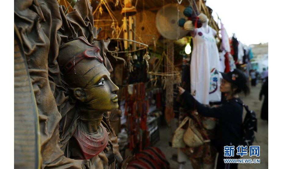 3月17日，在埃及阿斯旺，游客在旅游市场挑选纪念品。 新华社发（艾哈迈德·戈马摄）