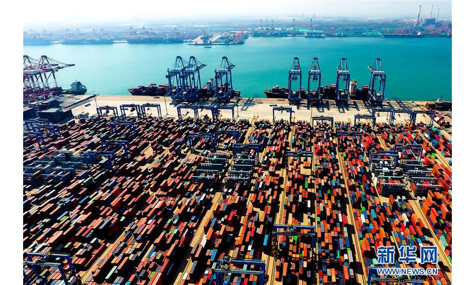 这是无人机拍摄的青岛港前湾全自动化集装箱码头（5月4日摄）。  新华社记者 郭绪雷 摄