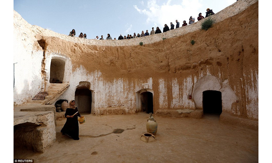 突尼斯游客们正在马特马他郊区的洞穴房屋参观游览。