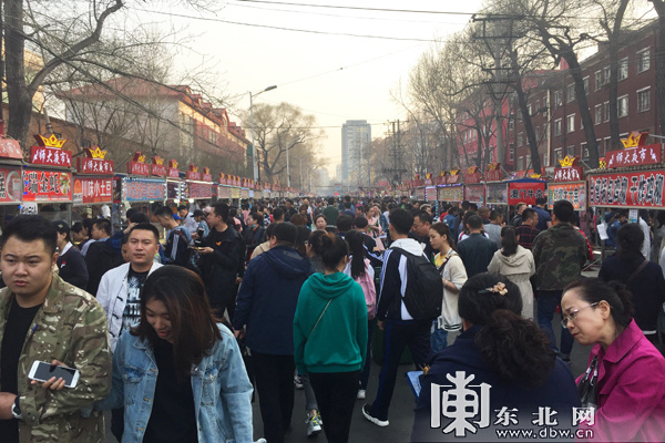 哈尔滨师大夜市美食如云 吃货排队到腿软