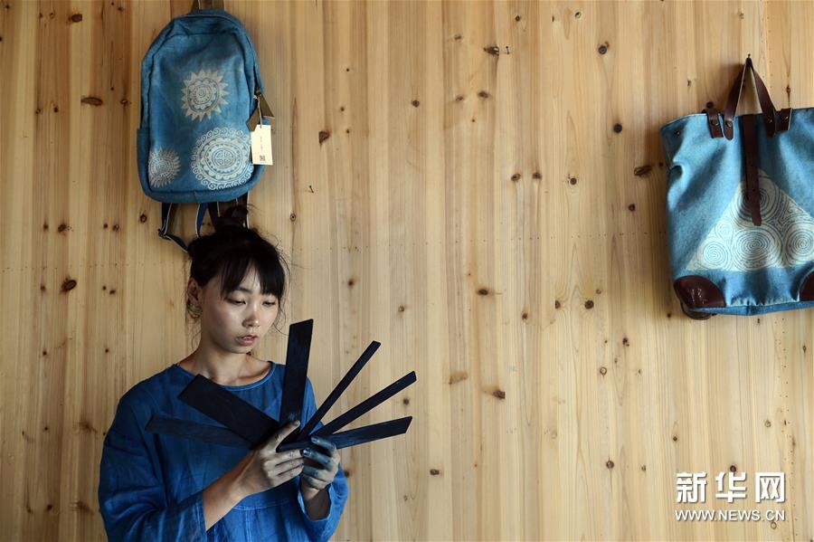 6月30日，陈燃在染坊内挑选蓝染工具。新华社记者 韩晓雨 摄