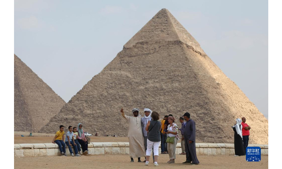 9月27日，游客在埃及吉萨金字塔群景区内游览。

　　每年的9月27日是世界旅游日。新冠疫情导致埃及旅游业受到冲击，游客数量下降明显。但随着埃及国内新冠疫苗的持续接种，各类防疫措施的执行以及旅游资源的宣介和推广，埃及游客数量近来逐渐增多。吉萨金字塔群游客数量现已恢复至疫情前游客数量的一半以上。

　　新华社发（艾哈迈德·戈马摄）