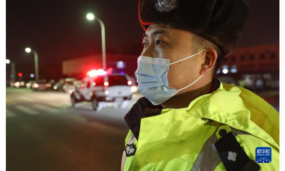 1月9日，天津市公安局津南分局民警在夜间执勤。新华社发（天津市公安局供图）