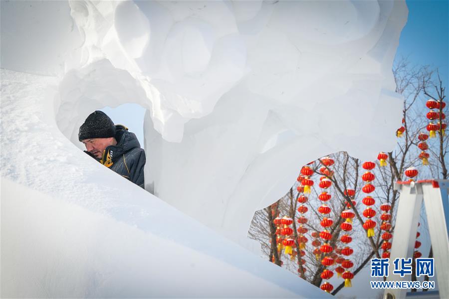1月13日 ，参赛选手在哈尔滨太阳岛雪博会园区创作雪雕。新华社记者 王松 摄