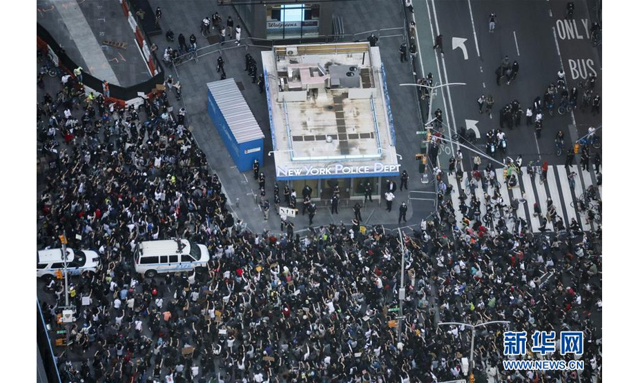 5月31日，在美国纽约时报广场，人们抗议警察暴力执法。 由美国明尼苏达州白人警察执法致非洲裔男子死亡事件引发的抗议和骚乱5月31日仍在美国多地持续。在纽约市，抗议活动已持续4天。 新华社记者 王迎 摄