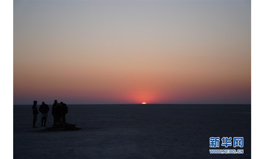 这是8月12日在博茨瓦纳马卡迪卡迪盐沼拍摄的日出。 马卡迪卡迪盐沼位于博茨瓦纳北部，由数个盐沼组成。如今，在盐沼过夜欣赏星空，成为了深受游客欢迎的项目。 新华社记者 杨孟曦 摄