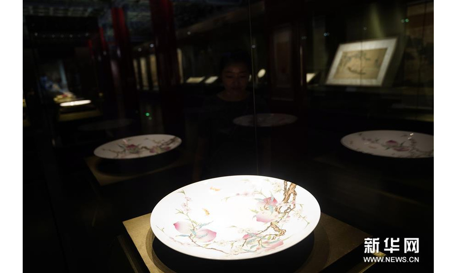 9月2日，观众在参观粉彩九桃图盘。 当日，“万紫千红——中国古代花木题材文物特展”在北京故宫博物院开幕。展览分为“四时写生”“清雅逸趣”“寓情寄意”三个单元，共展出文物307件。 新华社记者金良快摄