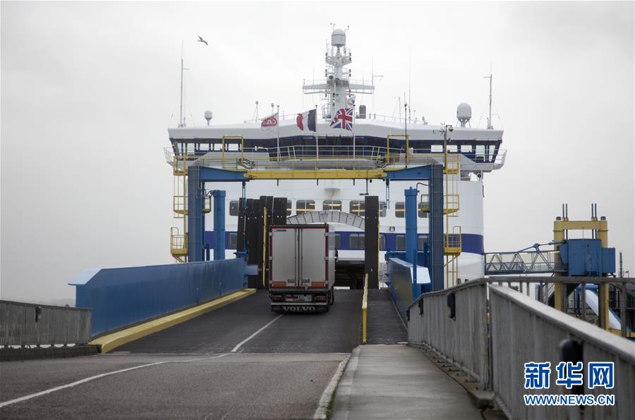 1月30日，在法国北部诺曼底地区的卡昂-乌伊斯特勒昂港，集装箱货车驶入开往英国的渡轮。新华社记者 唐霁 摄