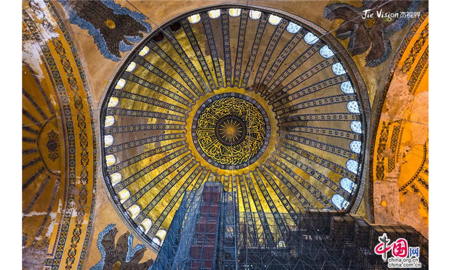 1935年，第一任土耳其总统及土耳其国父穆斯塔法·凯末尔·阿塔蒂尔克将圣索菲亚大教堂变为博物馆。（作者：刘杰）