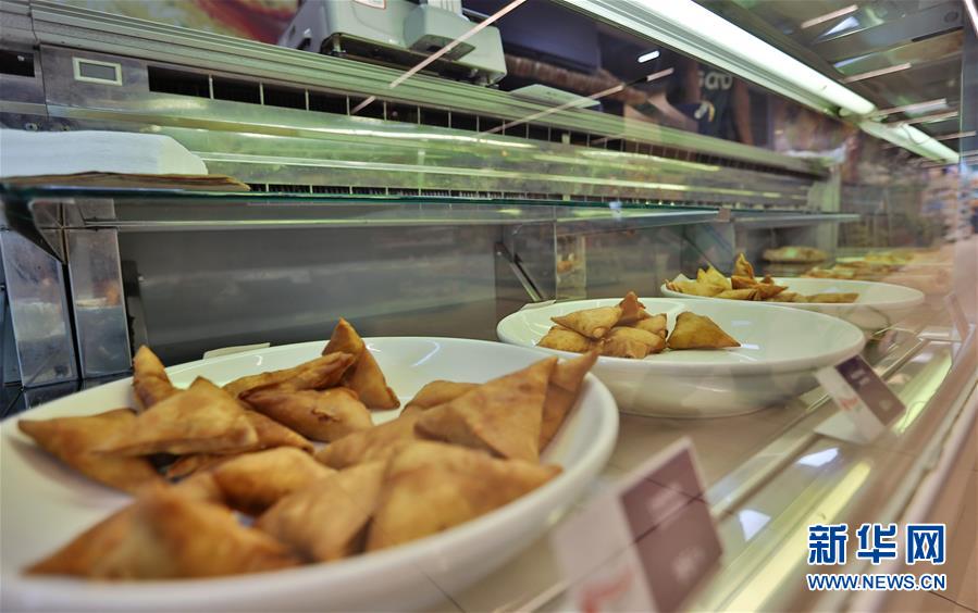 这是8月26日在肯尼亚内罗毕的一家超市拍摄的萨摩萨。新华社记者王腾摄