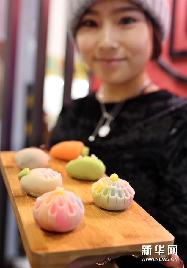11月29日，展商在展示色彩、造型多样的手工点心。新华社记者 刘颖 摄
