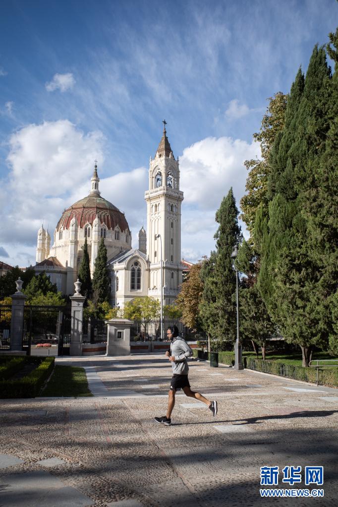 近日，西班牙首都马德里的普拉多大道和丽池公园文化景观获准列入世界遗产，这个文化景观位于马德里的城市中心，占地200公顷。作为西班牙式林荫大道原型的普拉多大道于16世纪落成，以大地女神喷泉为代表的大型喷泉散布其中。面积120公顷的丽池花园是建于17世纪的布恩·丽池宫的遗迹，展示了从19世纪至今的多种园林风格。文化景观遗产地内还坐落着各类丰富多样的建筑。

　　一名男子在西班牙马德里丽池公园内跑步（2020年10月4日摄）。

　　新华社记者 孟鼎博 摄