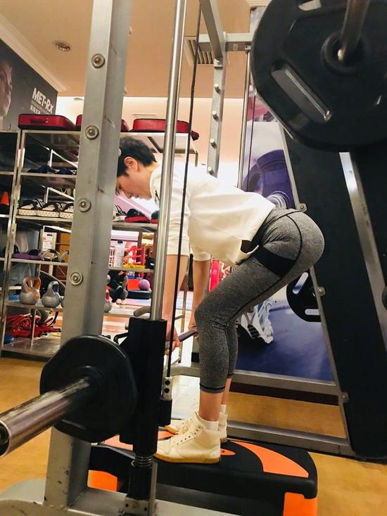 厉害了！汪涵妻子杨乐乐健身房挥汗 大长腿吸睛 
