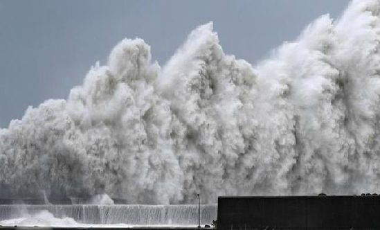 最强台风袭日本已致11人死 关西机场被淹开始