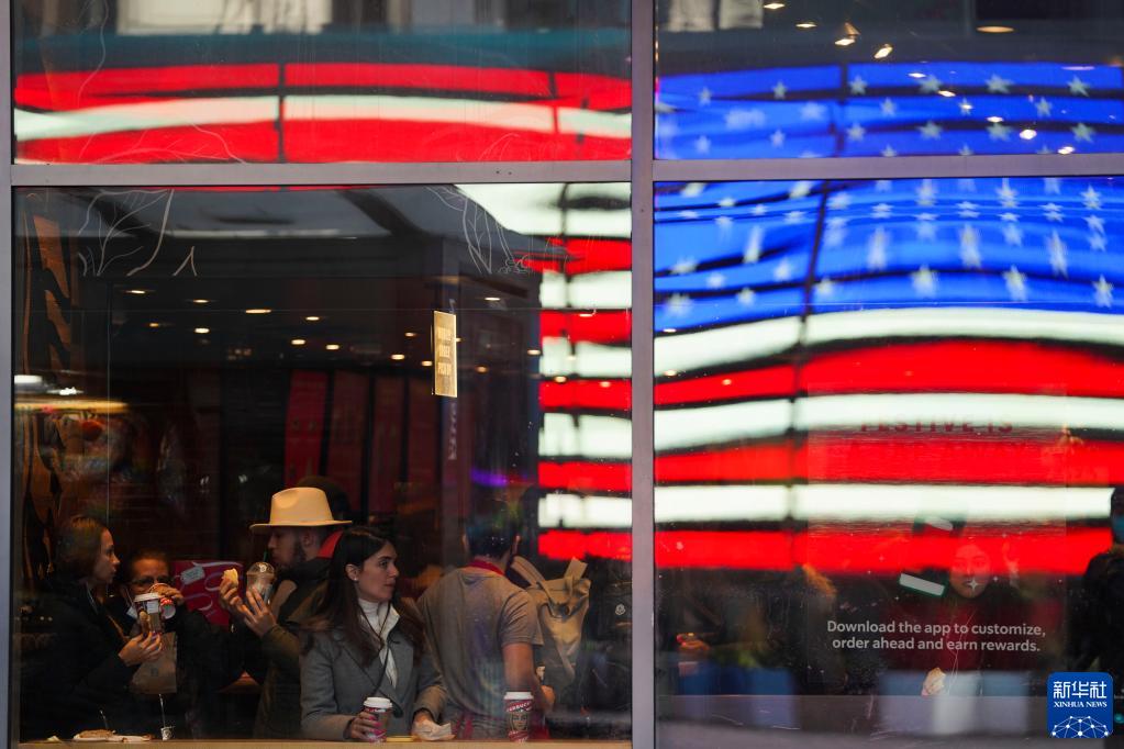 12月7日，人们在美国纽约时报广场上的一家咖啡店消费。

　　美国全国商业经济协会6日发布的经济学家调查显示，受需求强劲、薪资上涨、供应链瓶颈等诸多因素影响，美国高通胀将至少持续到2023年。

　　新华社记者 王迎 摄

