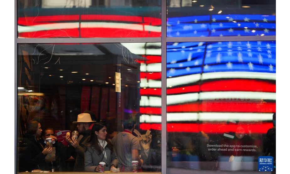 12月7日，人们在美国纽约时报广场上的一家咖啡店消费。

　　美国全国商业经济协会6日发布的经济学家调查显示，受需求强劲、薪资上涨、供应链瓶颈等诸多因素影响，美国高通胀将至少持续到2023年。

　　新华社记者 王迎 摄

