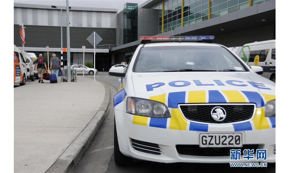 3月17日，警车停在新西兰克赖斯特彻奇国际机场。 新西兰警察总署17日宣布，由于新发现一名遇难者，目前新西兰克赖斯特彻奇市枪击案已致50死50伤。 新华社记者卢怀谦摄