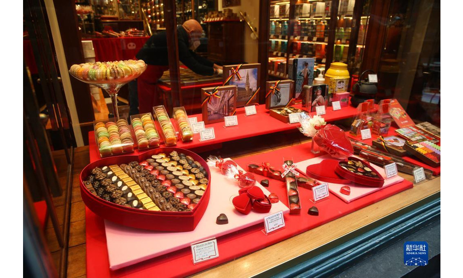 2月8日，店家在比利时布鲁塞尔的一家巧克力商店忙碌。

　　随着2月14日情人节的临近，比利时巧克力商家近日陆续推出各色新品，吸引顾客。比利时巧克力蜚声世界，享有“巧克力王国”的美誉。新华社记者 郑焕松 摄