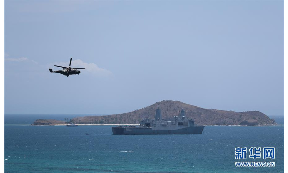 11月14日，在巴布亚新几内亚首都莫尔兹比港，直升机和军舰在海上巡逻。 APEC第二十六次领导人非正式会议将于11月17日至18日在莫尔兹比港举行。 新华社记者白雪飞摄