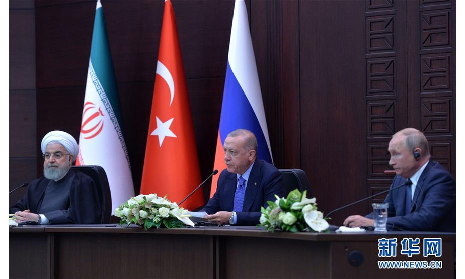 9月16日，在土耳其首都安卡拉，俄罗斯总统普京（右）、土耳其总统埃尔多安（中）和伊朗总统鲁哈尼出席联合新闻发布会。 土耳其、俄罗斯和伊朗三国领导人16日在安卡拉举行会晤，重点讨论了叙利亚安全问题，强调应在叙利亚西北部伊德利卜地区实现长期停火。 新华社发（穆斯塔法·卡亚摄）
