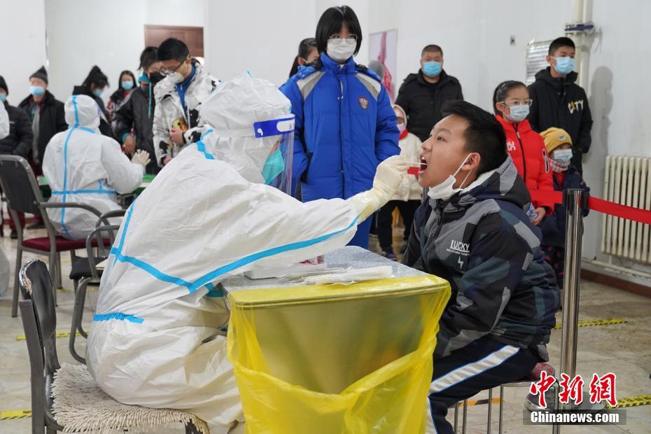 12月2日，黑龙江哈尔滨南岗区溪树庭苑社区，医务人员进行核酸采样。当日8时，哈尔滨市启动部分地区第一轮全员核酸检测。 中新社发 孙汉仑 摄