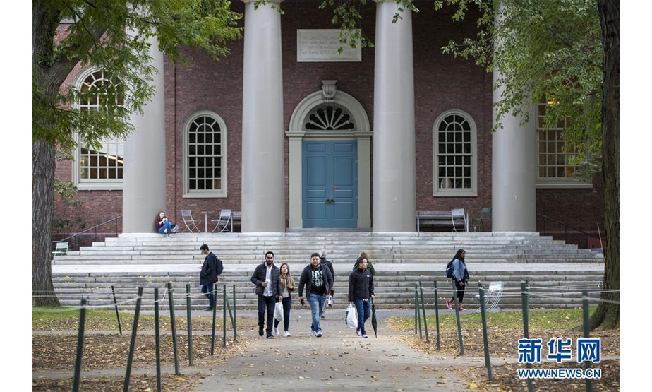 10月15日，人们走在美国马萨诸塞州哈佛大学校园内。  新华社记者王迎摄