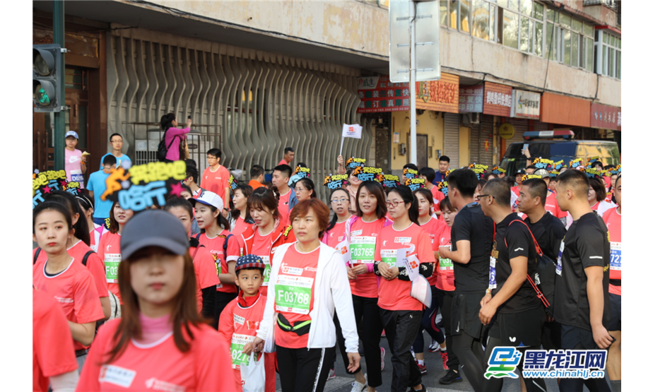 黑龙江网8月25日讯（记者 石启立 王铁男）2019哈尔滨国际马拉松于今日开跑。今年哈马开跑时间为7:30发令，且所有项目同步起跑。 