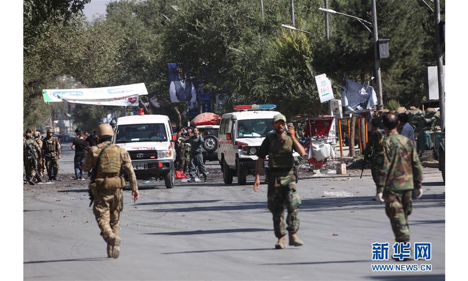 9月17日，在阿富汗首都喀布尔，急救车抵达发生爆炸的地点。 阿富汗警方发言人17日说，阿首都喀布尔第9警区美国大使馆附近发生一起爆炸，目前伤亡情况不明。 新华社发（拉赫马图拉·阿里扎达摄）