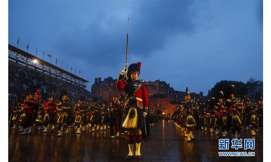 8月6日，军乐队冒雨在英国苏格兰爱丁堡城堡前表演。 2019爱丁堡国际军乐节于8月2日开幕，将于8月24日结束。始于1950年的爱丁堡国际军乐节是爱丁堡艺术节的重要组成部分，每年邀请英国和国外的艺术团队在爱丁堡城堡前举行为期三周的军操和文化表演。爱丁堡国际军乐节已发展成全球知名度最高的军乐节之一。 新华社记者 韩岩 摄