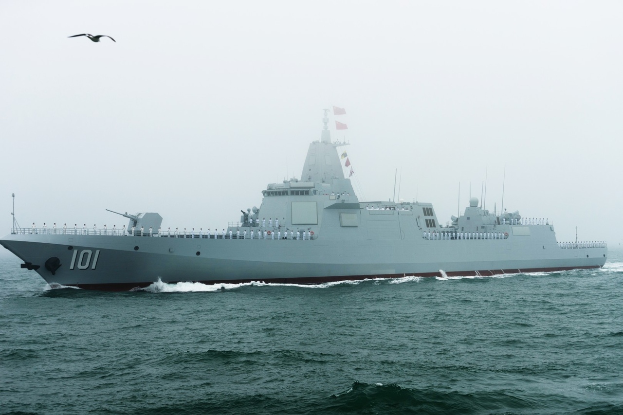 这款满载排水量1.2万吨左右的战舰，标志着中国海军驱逐舰首次突破了万吨的门槛。130毫米口径新型舰炮、1130近防炮、红旗-10近防导弹、24管多功能发射器、总计多达112单元的垂直武器发射装置、新型S波段有源相控阵雷达、双直升机机库……