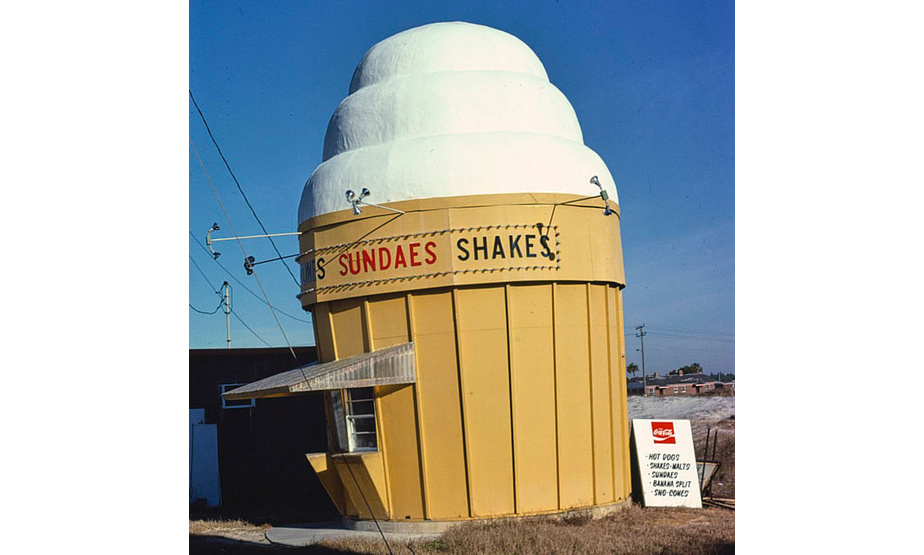 佛罗里达州长滩市的一条路边，有一个冰淇淋摊，形状像冰淇淋蛋卷。马戈利斯先生在1979年拍摄了这张照片。