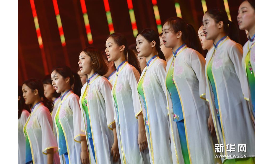 10月17日，演员合唱歌曲《保卫黄河》。新华社记者 李然 摄