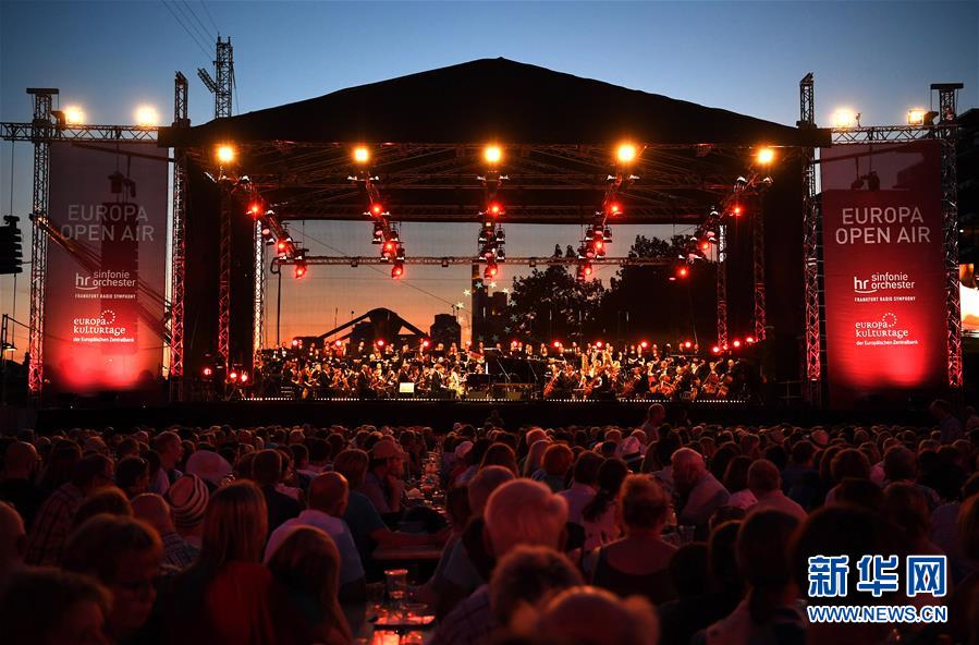 更好的城市，更好的生活。10月31日将迎来第六个“世界城市日”。“世界城市日”是中国政府在联合国推动设立的国际日。在中国倡议下，2013年第68届联合国大会通过决议，决定将每年的10月31日设为“世界城市日”。 从北京到纽约，从法兰克福到惠灵顿，从内罗毕到莫斯科……不断变幻的是城市的风貌，不变的是人们对美好生活的向往和追求。 这是2019年8月22日在德国法兰克福拍摄的欧洲中央银行主办的“欧洲文化日”系列活动开幕露天音乐会现场。 新华社记者 逯阳 摄