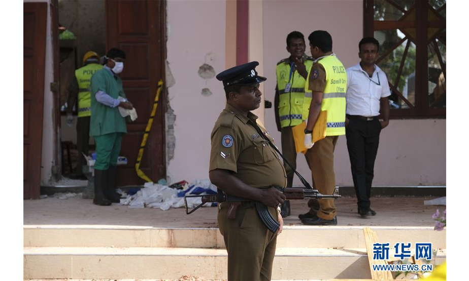 4月23日，在斯里兰卡尼甘布，安全人员在遭到爆炸袭击的教堂外警戒。 斯里兰卡警方23日证实，目前已逮捕40名爆炸案嫌疑人。当地时间21日，斯里兰卡接连发生8起爆炸，地点包括首都科伦坡等地的4家酒店、3处教堂和一处住宅区。据斯警方最新消息，连环爆炸已造成320人死亡、超过500人受伤。 新华社发（王申 摄）