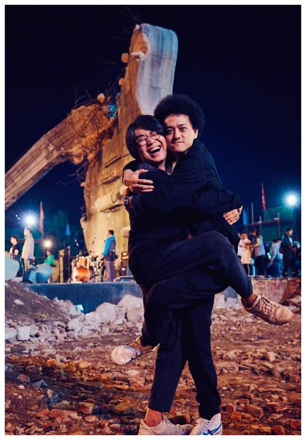 大鹏520发文悼念好友赵英俊晒两人昔日拥抱合照