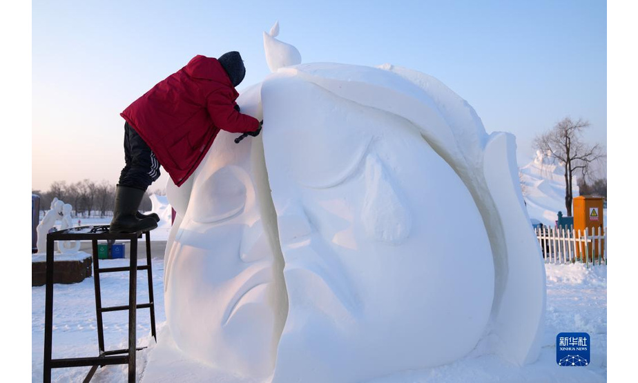 1月12日，在哈尔滨太阳岛雪博会园区的雪雕比赛现场，雪雕师在创作中。

　　当日，在冰城哈尔滨市太阳岛雪博会园区举行的第28届全国雪雕比赛进入第2天。来自国内的19支队伍、近60名雪雕高手在赛场上比拼技艺。

　　新华社记者 王建威 摄