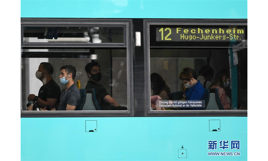 7月7日，在德国法兰克福，人们戴着口罩搭乘电车。 针对有地方官员呼吁取消民众乘坐公交车和在商场购物时须戴口罩的规定，德国联邦政府6日表示，支持延续“口罩强制令”。 新华社记者逯阳摄
