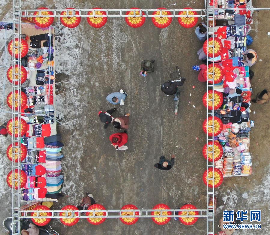 1月22日，城乡居民在大集上置办年货（无人机照片）。新华社记者 杨青 摄