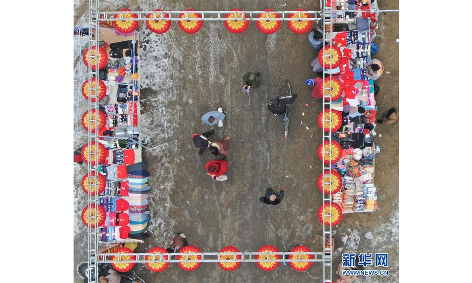 1月22日，城乡居民在大集上置办年货（无人机照片）。新华社记者 杨青 摄