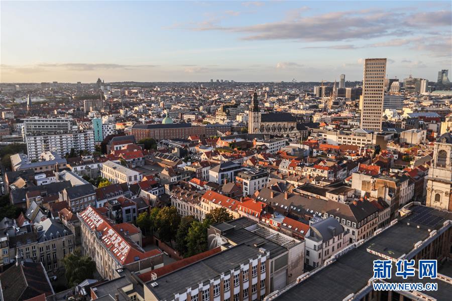 更好的城市，更好的生活。10月31日将迎来第六个“世界城市日”。

　　“世界城市日”是中国政府在联合国推动设立的国际日。在中国倡议下，2013年第68届联合国大会通过决议，决定将每年的10月31日设为“世界城市日”。 从北京到纽约，从法兰克福到惠灵顿，从内罗毕到莫斯科……不断变幻的是城市的风貌，不变的是人们对美好生活的向往和追求。

　　这是2019年9月17日傍晚拍摄的比利时首都布鲁塞尔城市景观。 新华社记者 郑焕松 摄