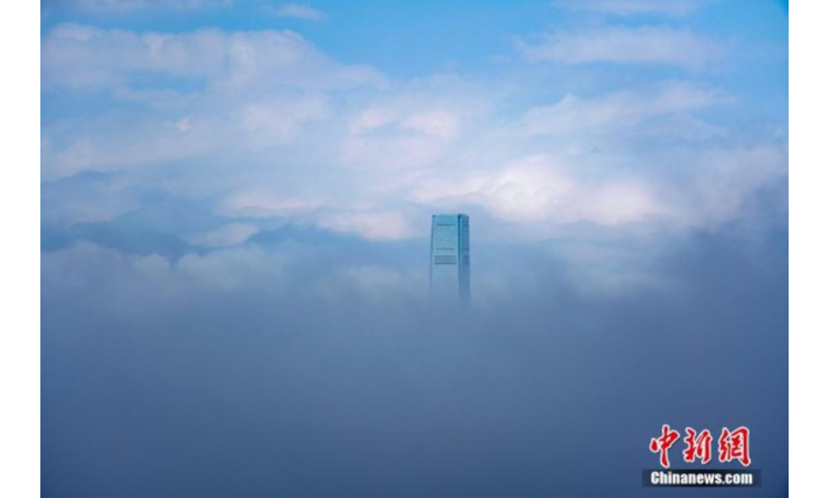 2月21日，一股潮湿的海洋气流影响香港，维港上空出现难得一见的平流雾，宛如人间仙境。中新社记者 张炜 摄
