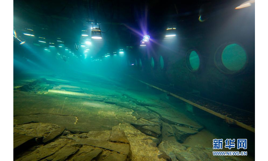 这是长江水下40米深处，利用“无压容器”原理原址原貌原环境保护的白鹤梁题刻（2月21日摄）。