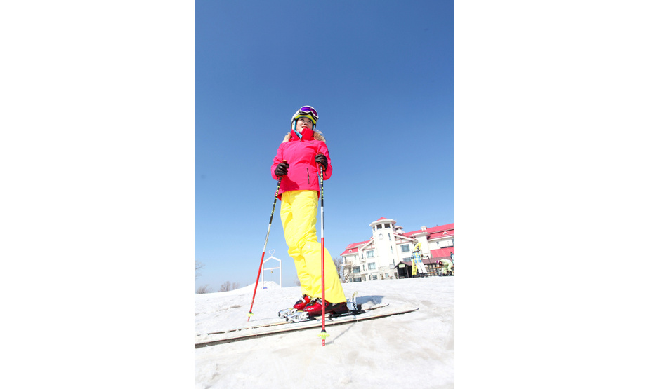 天寒地冻，正值滑雪旺季，众多滑雪爱好者云集在滑雪场内，体验滑雪运动给人带来的刺激和新鲜感。只要你憧憬滑雪，亚布力滑雪度假村都是你最好的选择。今冬，亚布力推出“热雪一日游”和“休闲两日游”，包括亚布力阳光度假村的滑雪体验、高山索道和世界第一滑道，以及中国最北熊猫馆、亚布力森林温泉等。到访亚布力的游客还可以参观中国第一家企业家博物馆、追寻亚布力森林小火车的时代记忆，感受元茂屯、大火炕、铁锅炖的东北民俗风情。 王铁男 摄