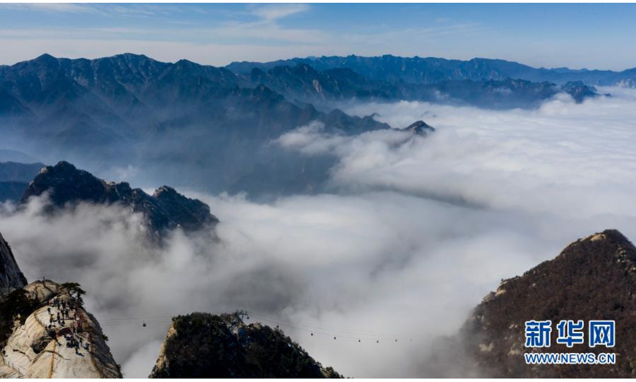 3月9日拍摄的华山云海景观（无人机照片）。

　　当日，西岳华山雨后初晴，山峦间云雾缭绕，美不胜收。

　　新华社记者陶明摄